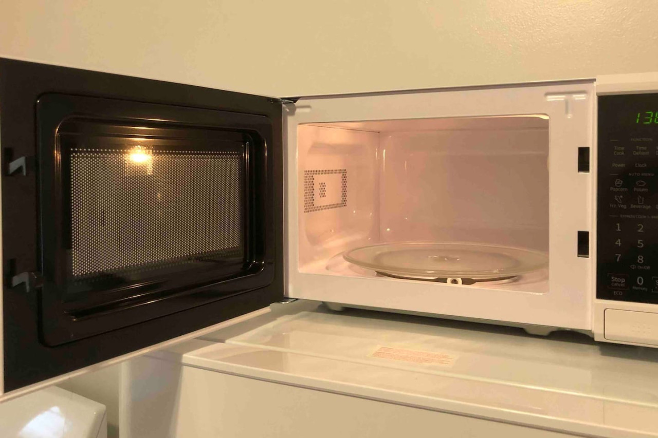 spacious-and-bright-2-bedroom-apartment-with-1-bathroom-and-private-street-entrance/