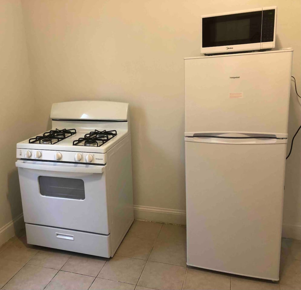 spacious-and-bright-2-bedroom-apartment-with-1-bathroom-and-private-street-entrance/