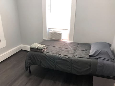 Private 2-bedroom apartment, free parking, direct bus to NYC Manhattan only 2 blocks away