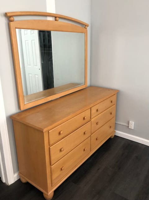 Private 2-bedroom apartment, free parking, direct bus to NYC Manhattan only 2 blocks away