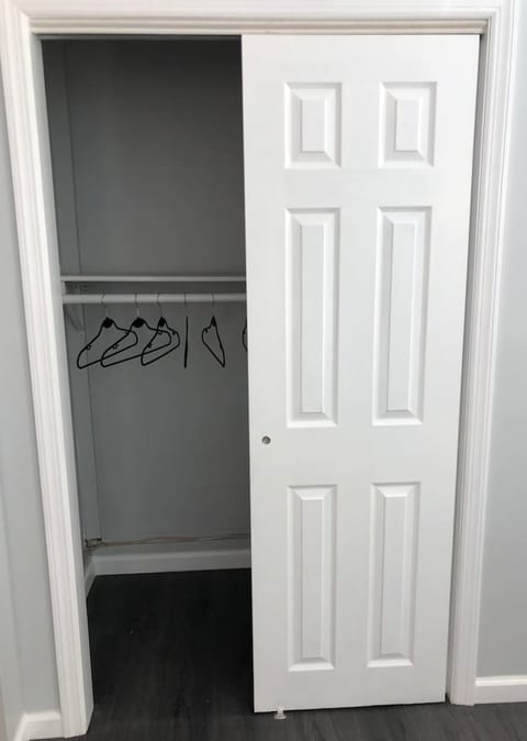 Private 2-bedroom apartment, free parking, direct bus to NYC Manhattan only 2 blocks away