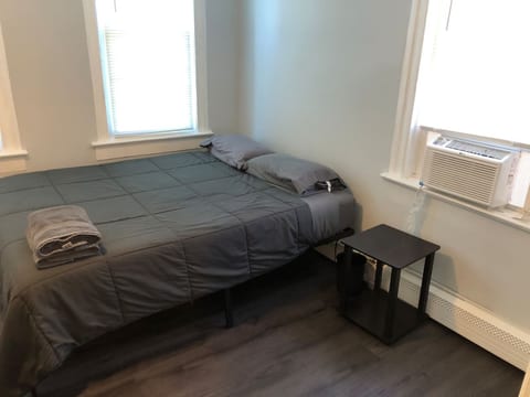 Private 2-bedroom apartment, free parking, direct bus to NYC Manhattan only 2 blocks away