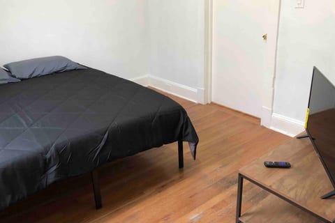 Private 2 bedroom and 1 bathroom house in a quiet area and convenient to NYC bus and train