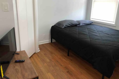 Private 2 bedroom and 1 bathroom house in a quiet area and convenient to NYC bus and train