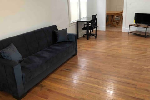 Private 2 bedroom and 1 bathroom house in a quiet area and convenient to NYC bus and train