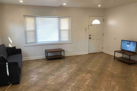 Private 2-bedroom house, free parking, 15-min walk to direct NYC Manhattan train