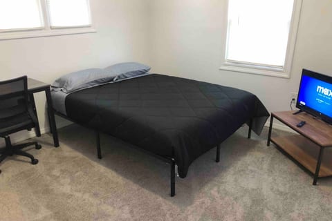 Private 2-bedroom house, free parking, 15-min walk to direct NYC Manhattan train