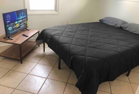 Private 2-bedroom house, free parking, 15-min walk to direct NYC Manhattan train