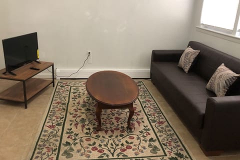 Private 3 bedroom and 1 bathroom house, direct NYC Manhattan train a 15 minute walk away
