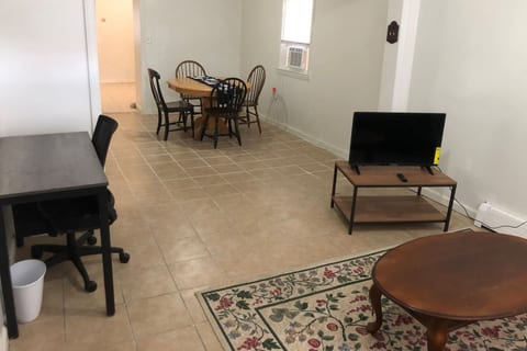 Private 3 bedroom and 1 bathroom house, direct NYC Manhattan train a 15 minute walk away