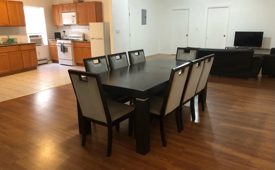 Large apartment, sleeps up to 8 people comfortably, direct NYC Manhattan train only 5 minute walk away, MetLife Stadium 25 minutes away - Elizabeth