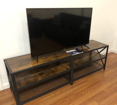 Large apartment, sleeps up to 8 people comfortably, direct NYC Manhattan train only 5 minute walk away