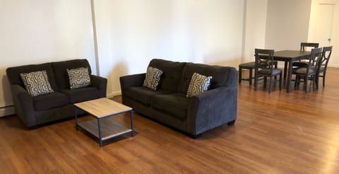Large apartment, sleeps up to 10 people comfortably, direct NYC Manhattan train only 5 minute walk away