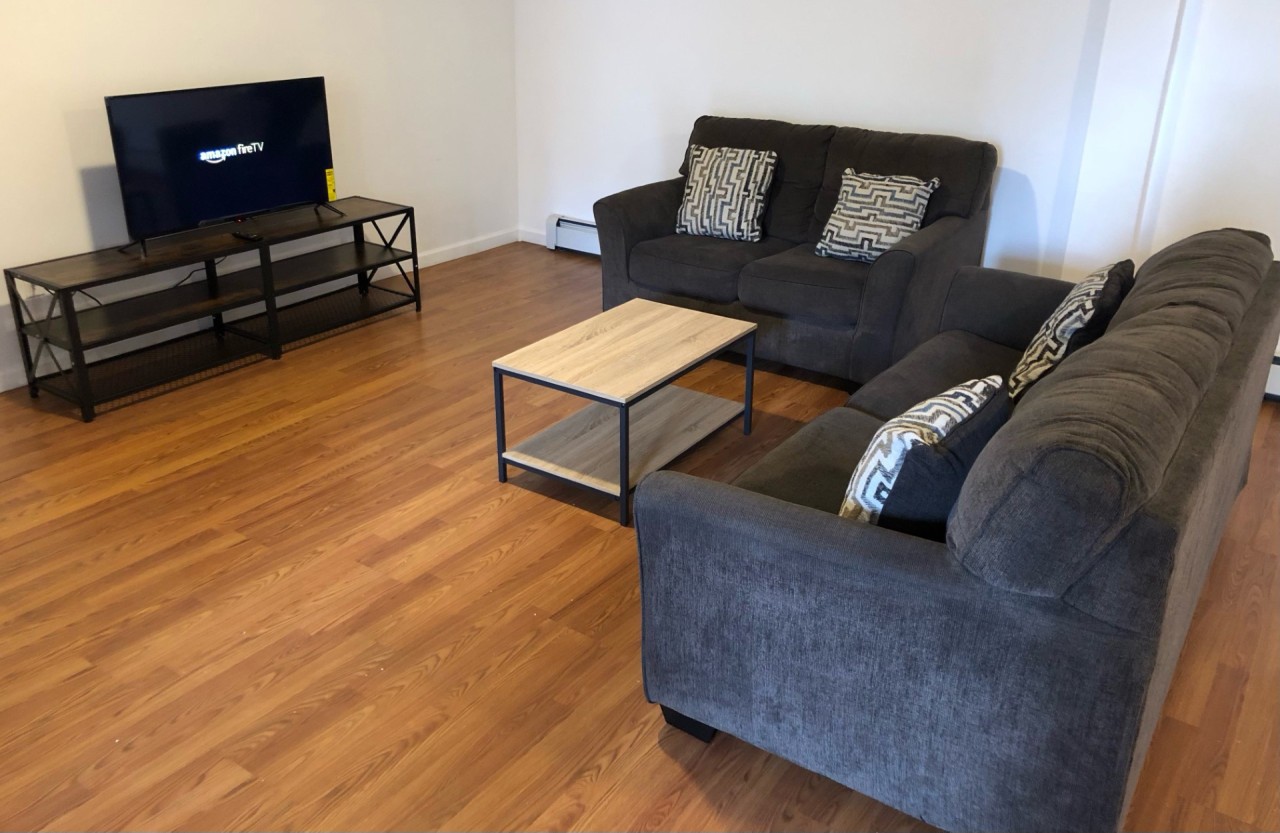 Large apartment, sleeps up to 10 people comfortably, direct NYC Manhattan train only 5 minute walk away, MetLife Stadium FIFA World Cup 25 minutes away