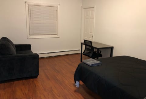 Large and private apartment in convenient area sleeps up to 10 people comfortably