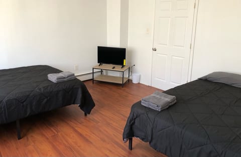 Large and private apartment in convenient area sleeps up to 10 people comfortably