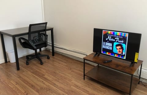 Private one-bedroom and one-bathroom apartment with private street entrance in convenient area