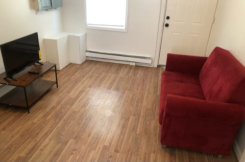 Private one-bedroom and one-bathroom apartment with private street entrance in convenient area