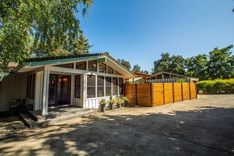 Riverside Luxury House + Cottage