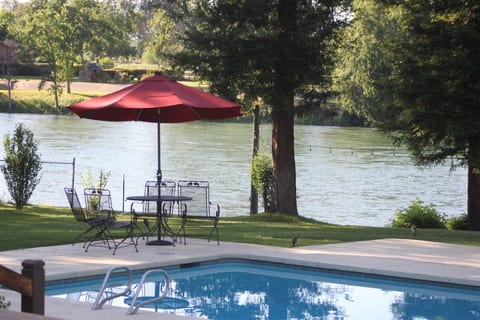 Riverside Luxury Estate: 14 Enjoy Pool, Spa, 6 BR - 4 BA
