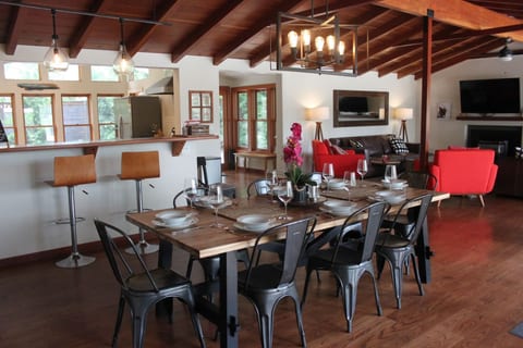 Riverside Luxury Estate: 14 Enjoy Pool, Spa, 6 BR - 4 BA