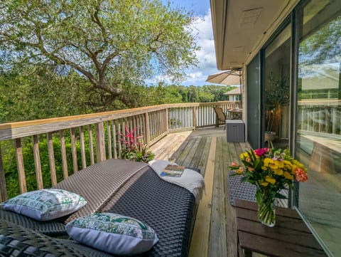 Balcony (main bedroom and living room access)