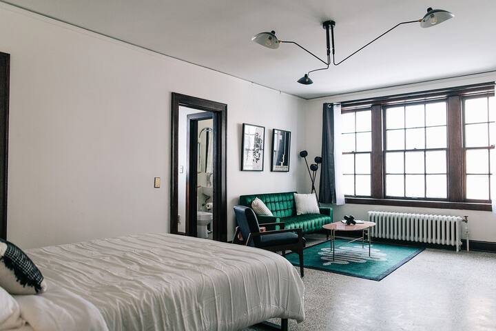 Downtown Historic Studio. Unit E. Construc. Close.