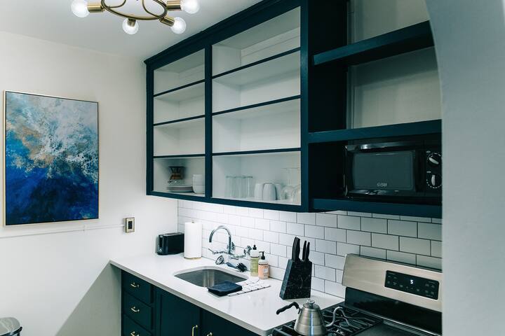 Downtown Historic Studio. Unit E. Construc. Close.