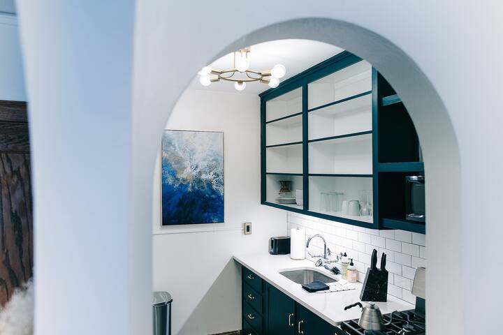 Downtown Historic Studio. Unit E. Construc. Close.