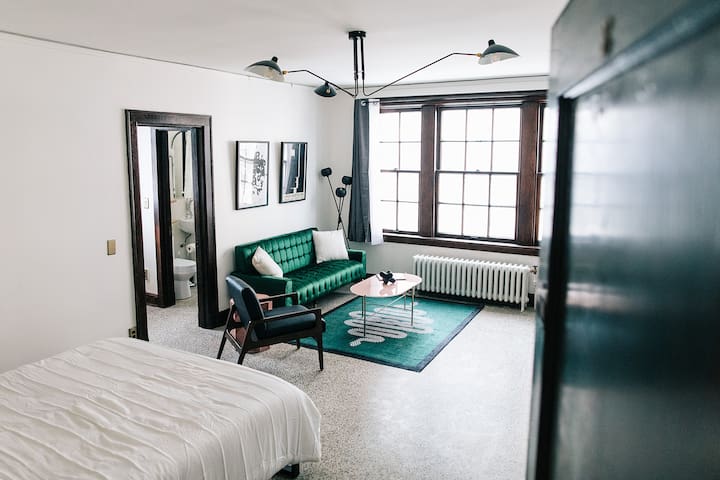 Downtown Historic Studio. Unit E. Construc. Close.
