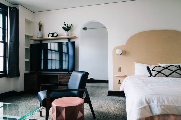 Downtown Historic Studio. Unit L. Construc. Close
