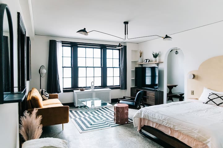 Downtown Historic Studio. Unit L. Construc. Close
