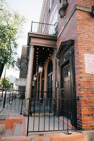 Downtown Historic Studio. Unit L. Construc. Close
