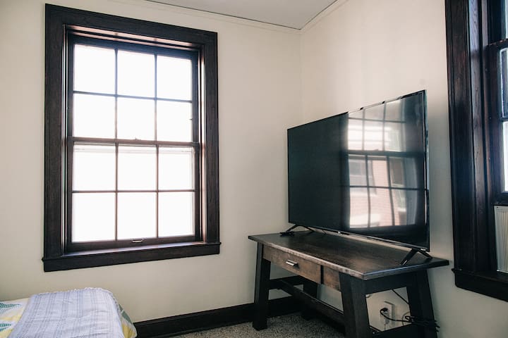 Downtown Historic Studio. Unit B. Construc. Close.