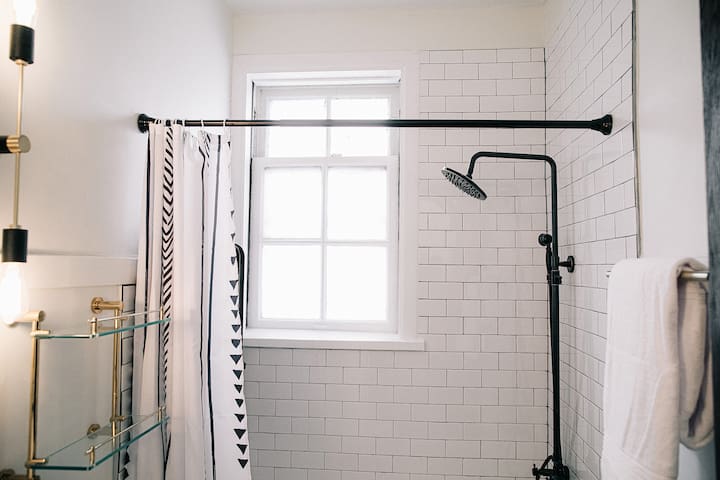 Downtown Historic Studio. Unit B. Construc. Close.