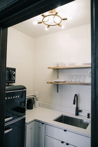 Downtown Historic Studio. Unit B. Construc. Close.