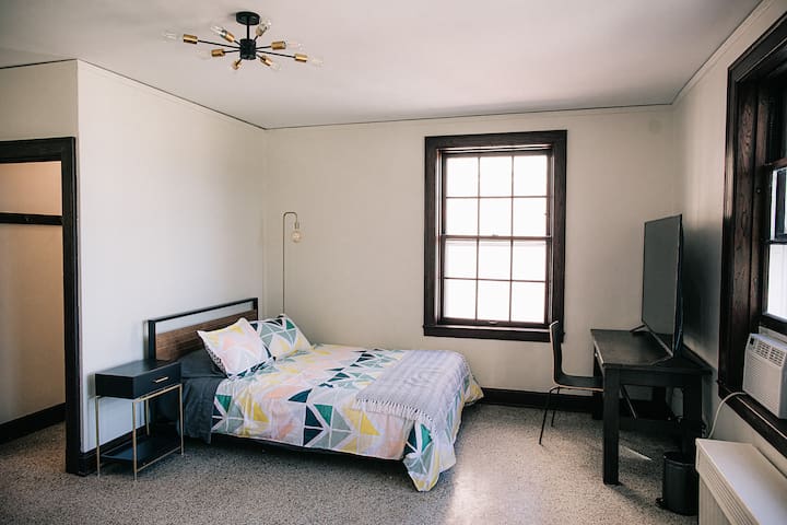 Downtown Historic Studio. Unit B. Construc. Close.