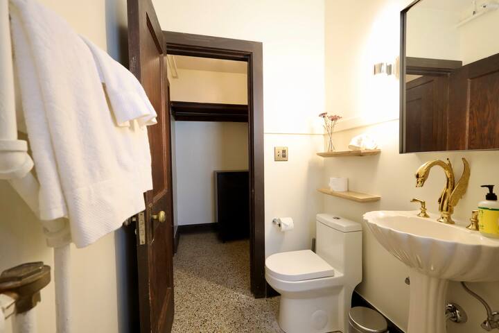 Downtown Historic Studio. Unit F. Construc. Close.