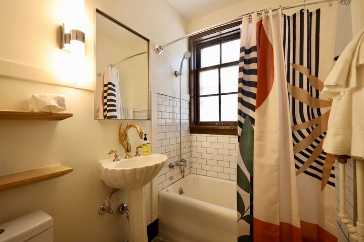 Downtown Historic Studio. Unit F. Construc. Close.
