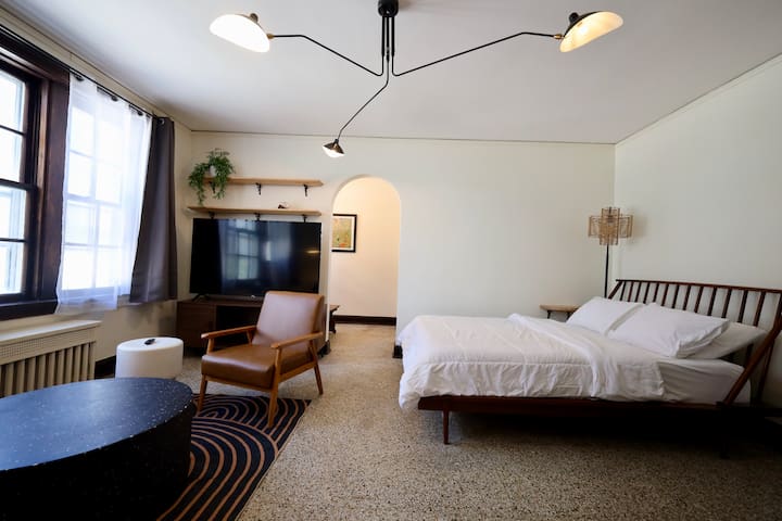 Downtown Historic Studio. Unit F. Construc. Close.