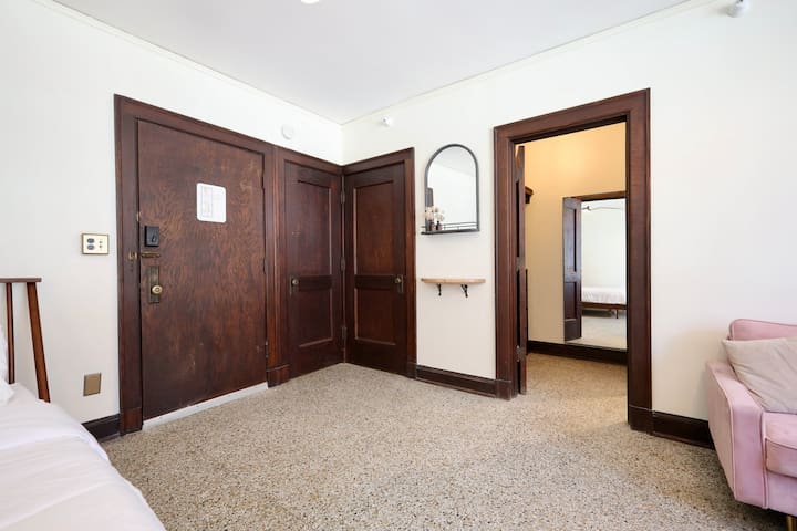 Downtown Historic Studio. Unit F. Construc. Close.