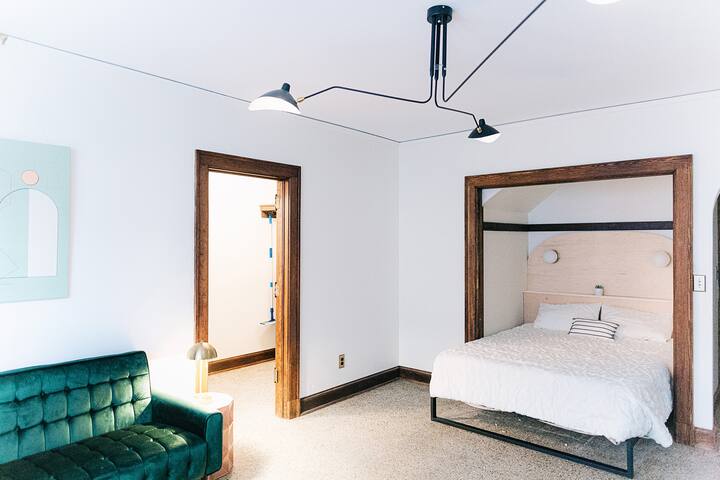 Historic Downtown Studio. Unit I. Construc. Close