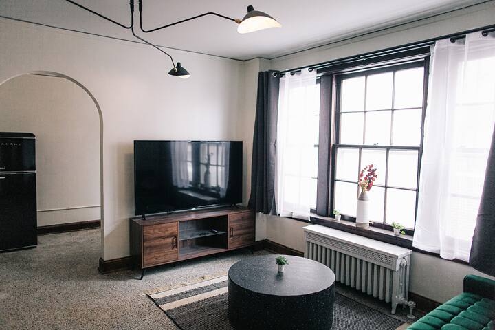 Historic Downtown Studio. Unit I. Construc. Close