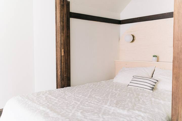 Historic Downtown Studio. Unit I. Construc. Close