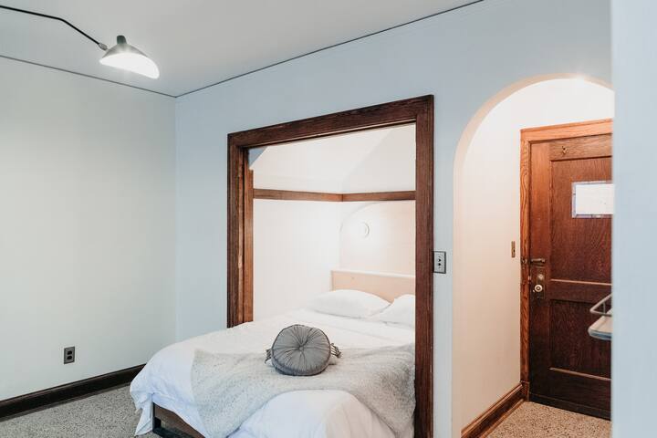 Historic Downtown Studio. Unit I. Construc. Close