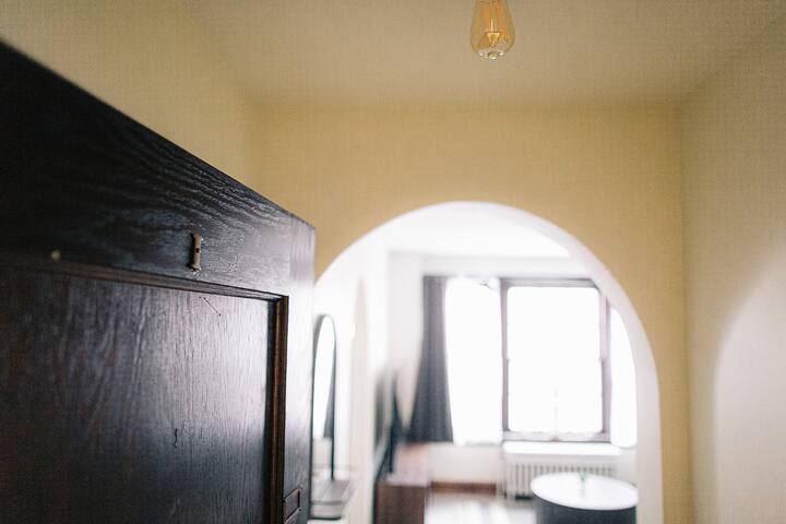 Historic Downtown Studio. Unit I. Construc. Close
