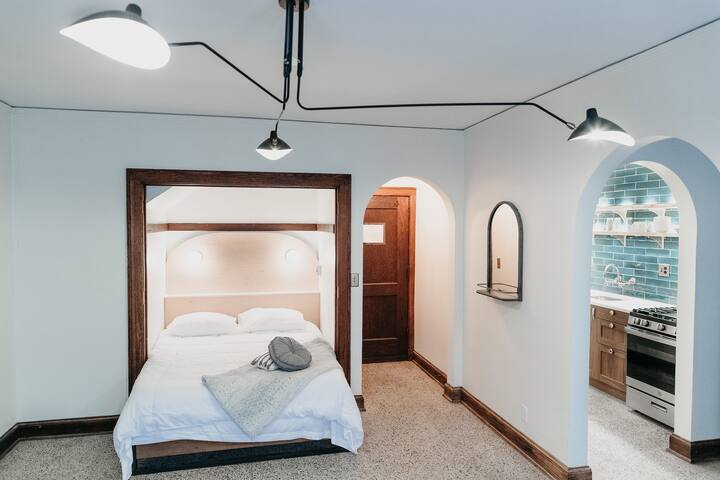 Historic Downtown Studio. Unit I. Construc. Close