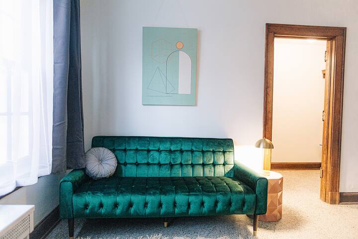 Historic Downtown Studio. Unit I. Construc. Close