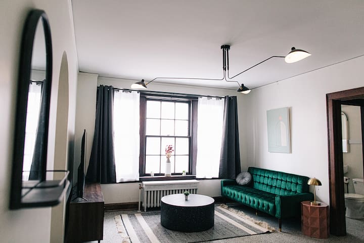 Historic Downtown Studio. Unit I. Construc. Close