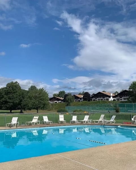 The Linder Loft | Golf Course, Storyland and Pool!